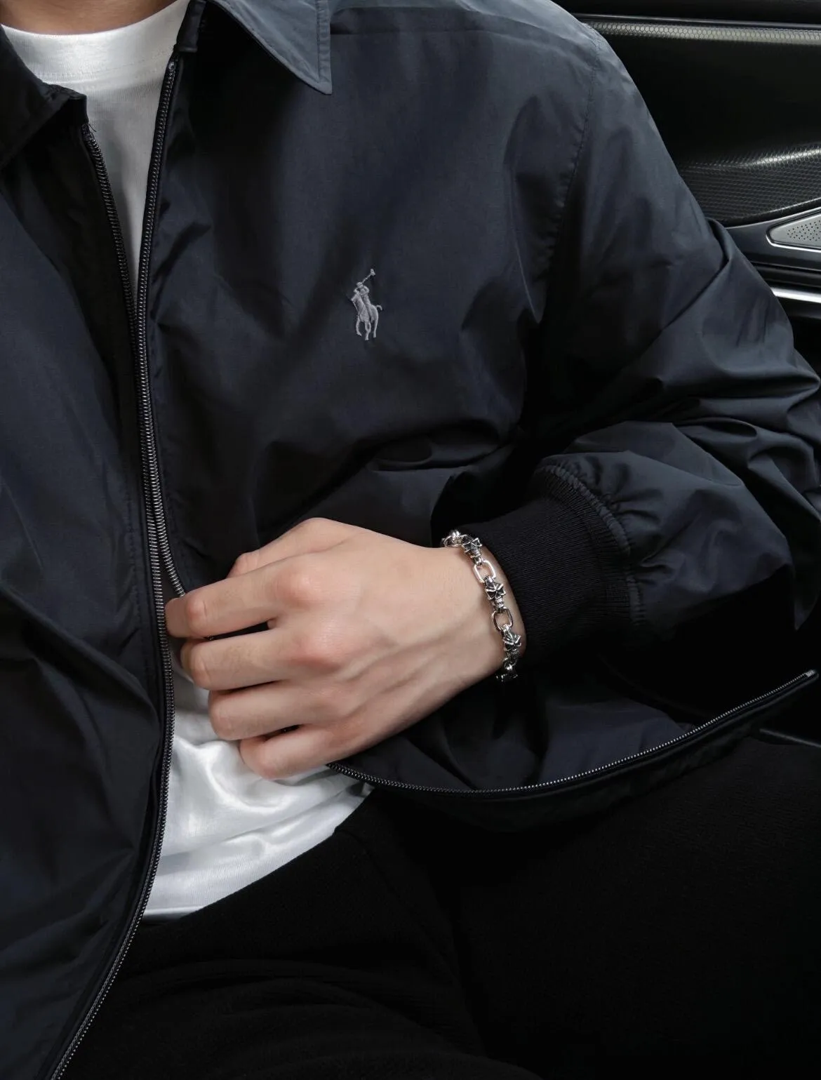 P306 💰Ralph Lauren/Ralph Lauren American vintage classic lapel retro waterproof jacket. Classic design. Timeless classic. The cotton fabric is thick and wide, showing a sense of vintage. The collar and cuffs are decorated with colorful plaid. It looks good on both men and women. It is comfortable and comfortable to wear. Mainly relaxed retro YYDS. One piece for both men and women. An indispensable piece for autumn and winter. The hottest jacket at the moment. One hundred percent cotton twill is thick and thick, ⚠️correctly spaced red and green plaid lining, imported high-density embroidery. The Harrington jacket has a loose fit, is short and fat, and is super versatile. It is a clean fit and is suitable for both men and women. Color: Khaki Navy Black Size: M-XXL Size Length Bust Sleeve Length Shoulder Width M 67 110 61 L 68 114 62 XL 70 118 63 2XL 72 122 64